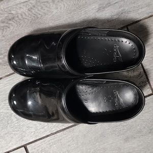 Dansko size 39 patent leather black vlogs